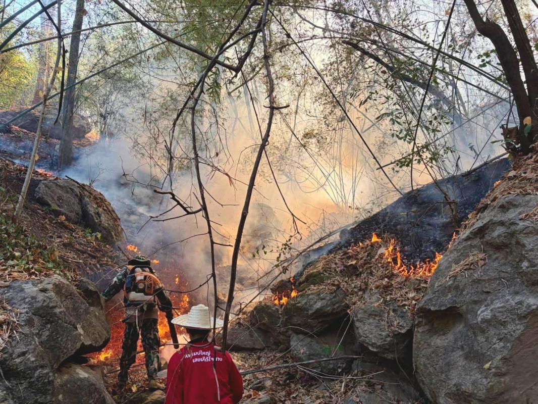 อช.ลำน้ำน่าน เข้าช่วยเหลือ อาสาดับไฟป่า