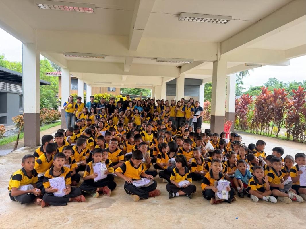 คณะเทคโนโลยีการจัดการ มทร.ศรีวิชัย ส่งมอบชุดนักเรียนใหม่ให้น้อง ๆ โรงเรียนบ้านในปง จ.ตรัง จัดกิจกรรม CSR “เด็กการจัดการจุ้นจ้าน สานฝันน้อง” ปีที่ 6