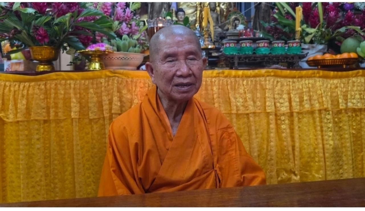 กาญจนบุรี &ndash; วัดถาวรวรารามรับมือมวลน้ำหลากผ่านพระตำหนักได้ทันท่วงที ไร้ความเสียหาย เจ้าอาวาสเชิญชวนนักท่องเที่ยวและพุทธศาสนิกชนร่วมสักการะสิ่งศักดิ์สิทธิ์ ฟื้นบรรยากาศท่องเที่ยววัดญวนเก่าแก่คู่เมือง