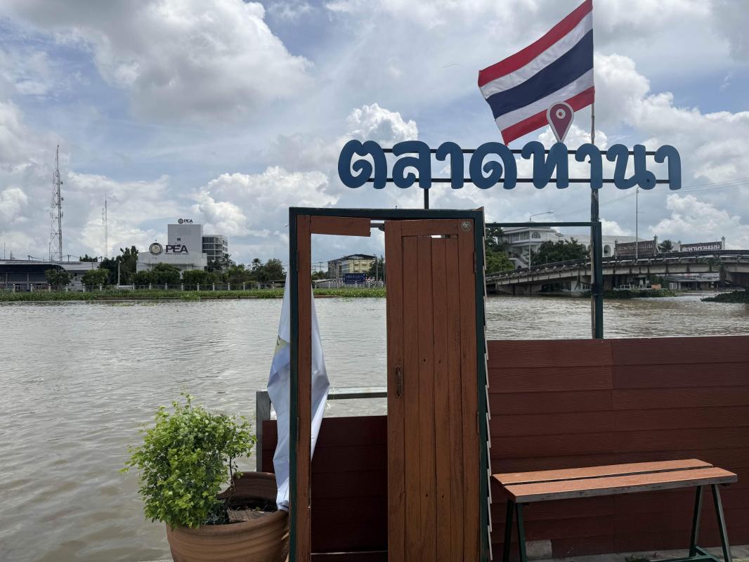 ตลาดท่านา นครชัยศรี เฝ้าระวังระดับน้ำแม่น้ำท่าจีน หลังระดับเพิ่มขึ้นเรื่อยๆ  