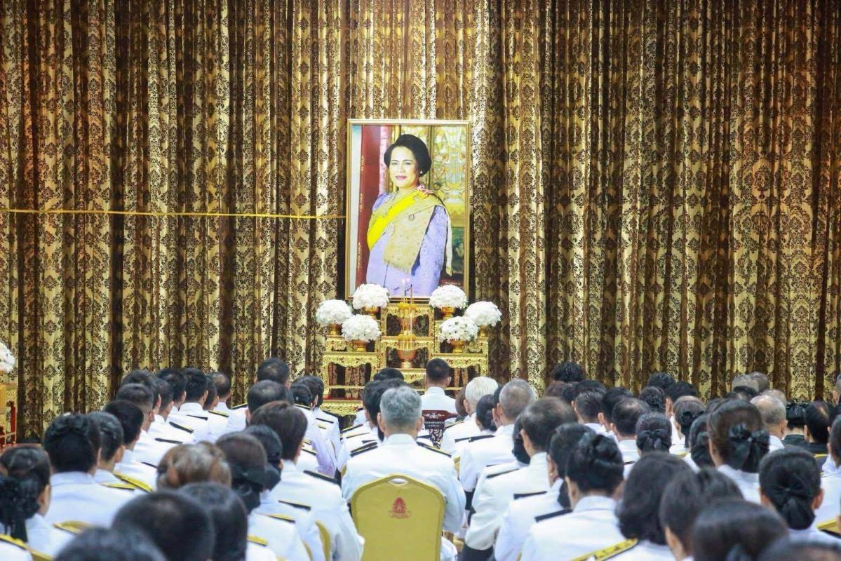 >>> พสกนิกรอ่างทองร่วมสวดพระพุทธมนต์ถวายพระราชกุศล เนื่องในวันคล้ายวันสวรรคต สมเด็จพระนางเจ้าสิริกิติ์ พระบรมราชินีนาถ พระบรมราชชนนีพันปีหลวง พร้อมถวายดอกไม้จันทน์ภาคประชาชน 7 อำเภอ  <<<