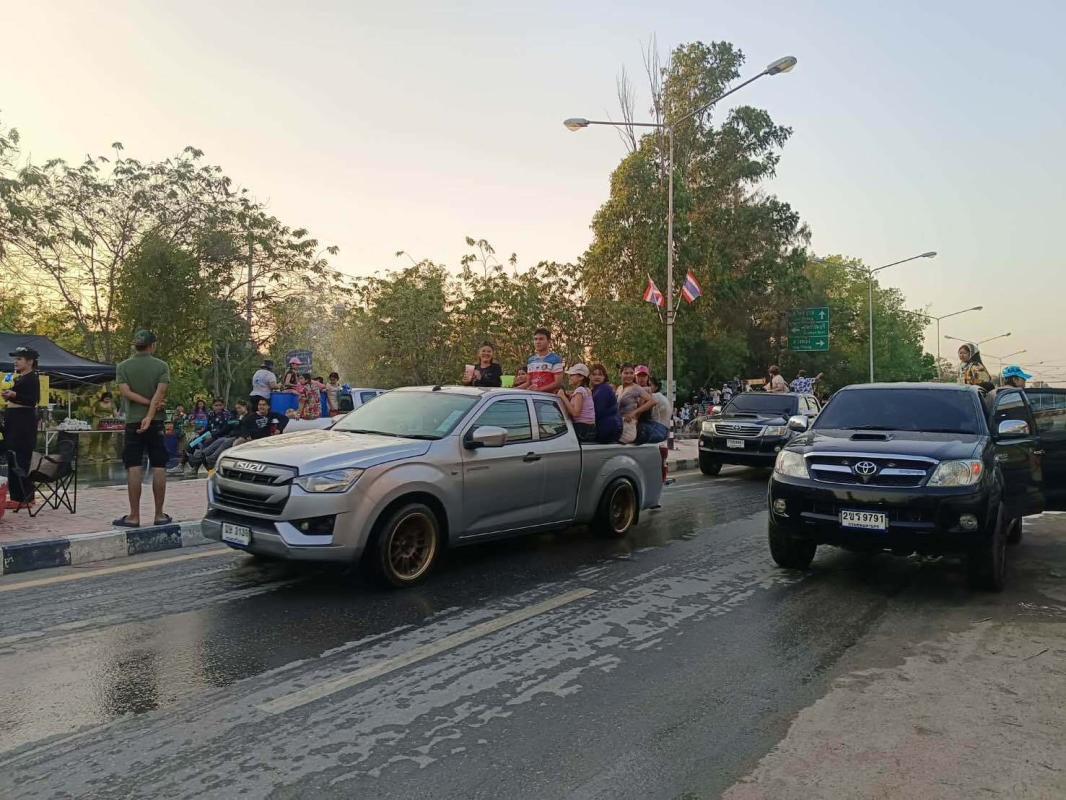 มาแว้วววววว &diams;️  ?สงกรานต์วันที่ 2 ถนนข้าวสุก อ.วิเศษชัยชาญ จ.อ่างทอง คนเริ่มมาก 