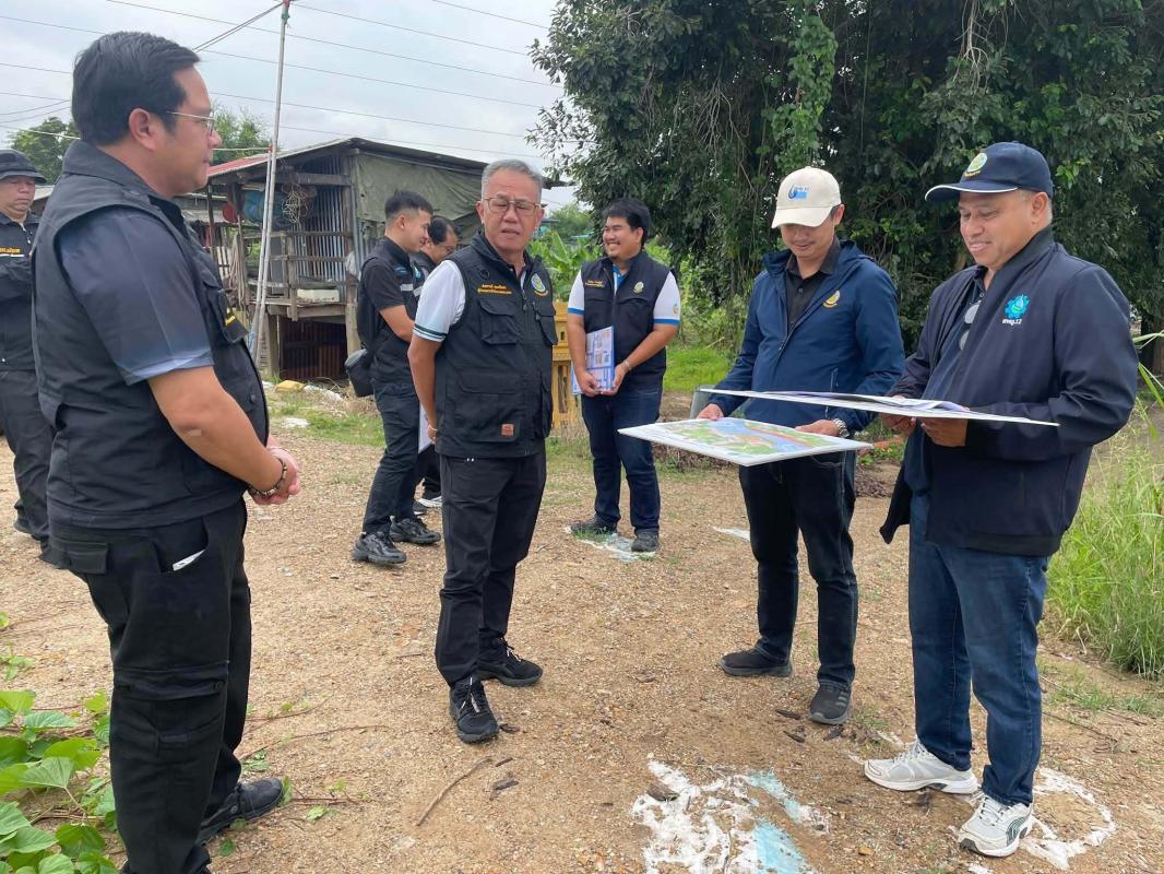 >>>สำนักฯ 12 กรมชลประทาน ประสานผู้รับจ้างทำคันดินล้อมพื้นที่ที่อยู่ระหว่างการก่อสร้างประตูระบายน้ำปากคลองโผงเผง ป้องกันน้ำไหลเข้าชุมชน <<<