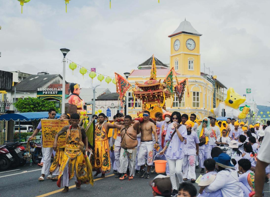 &ldquo;อิ้วเก้ง&rdquo; อ๊ามสะปำ แห่พระรอบเมือง สืบสานประเพณีถือศีลกินผักภูเก็ต 2569