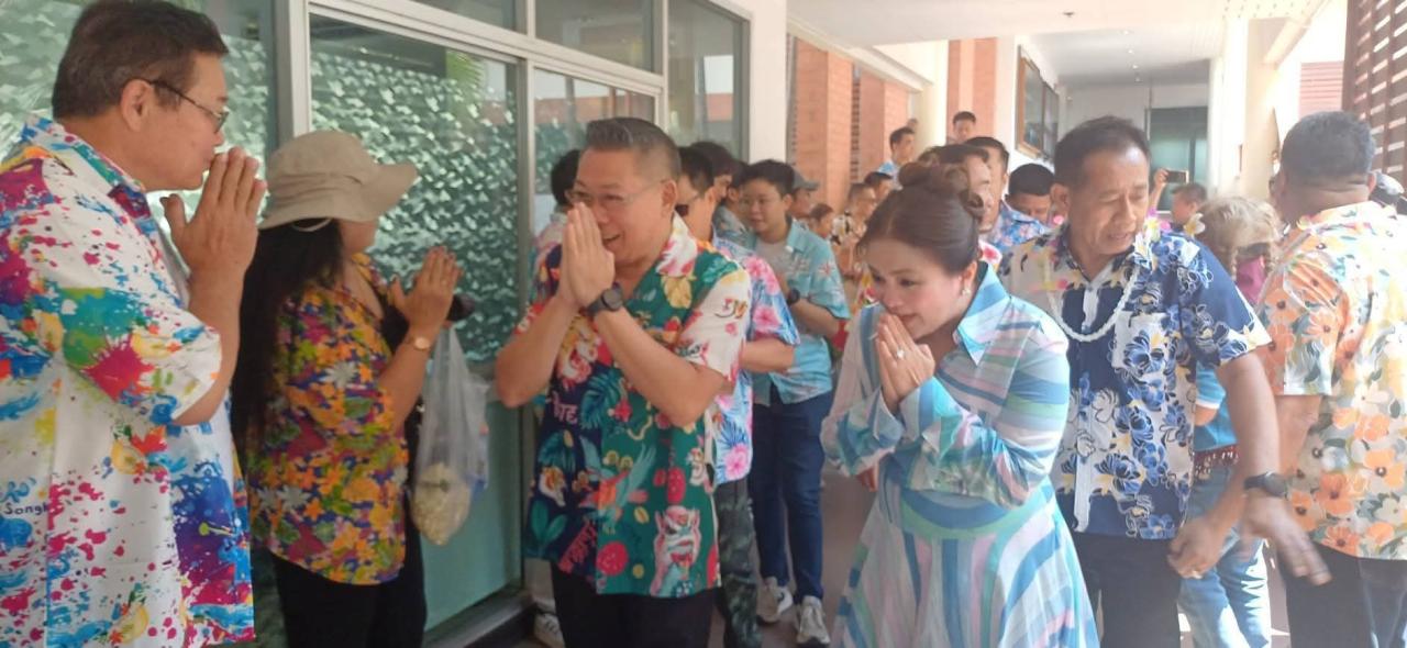 ผู้นำท้องถิ่น&ndash;ประชาชนแน่น ร่วมรดน้ำดำหัว &ldquo;นายกจอย&ndash;สส.เฟริ์ส&rdquo; กว่า 1,000 คน สืบสานสงกรานต์ปี๋ใหม่เมือง สะท้อนพลังความสามัคคีชาวตาก