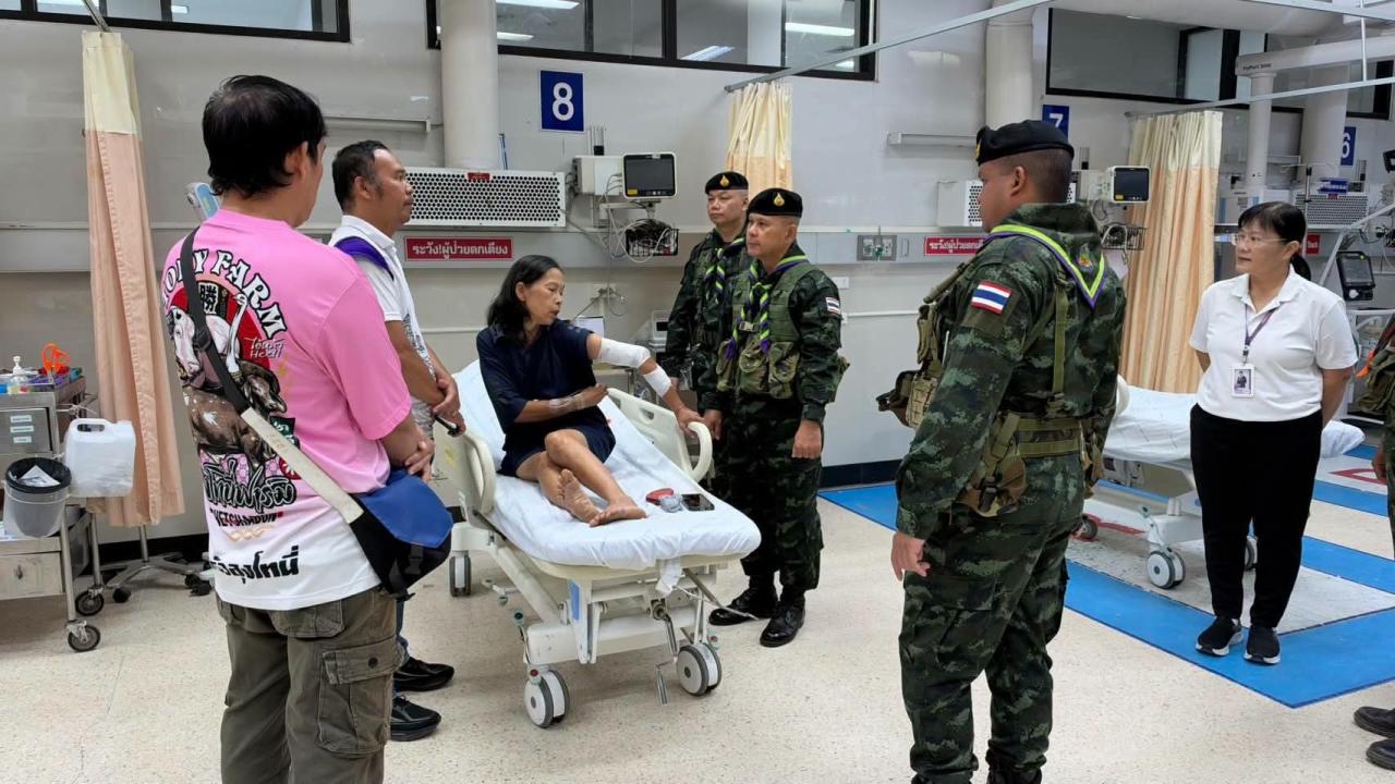 ฉก.ราชมนู ลงพื้นที่ให้กำลังใจหญิงวัย 55 ปี เหยื่อกระสุนจากเหตุสู้รบฝั่งเมียนมา มอบเงินช่วยค่ารักษา พร้อมเร่งหาแนวทางเยียวยาและซ่อมแซมที่พัก