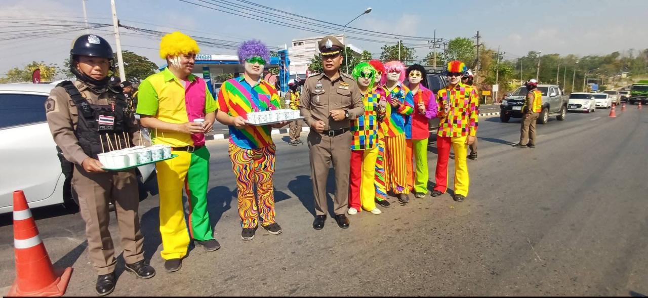 ตำรวจ สภ.แม่ระมาด ปลุกสีสัน &ldquo;แหยมยโสธร&rdquo; รณรงค์ 7 วันอันตราย สงกรานต์ 2569 สร้างรอยยิ้ม&ndash;เข้าถึงประชาชน