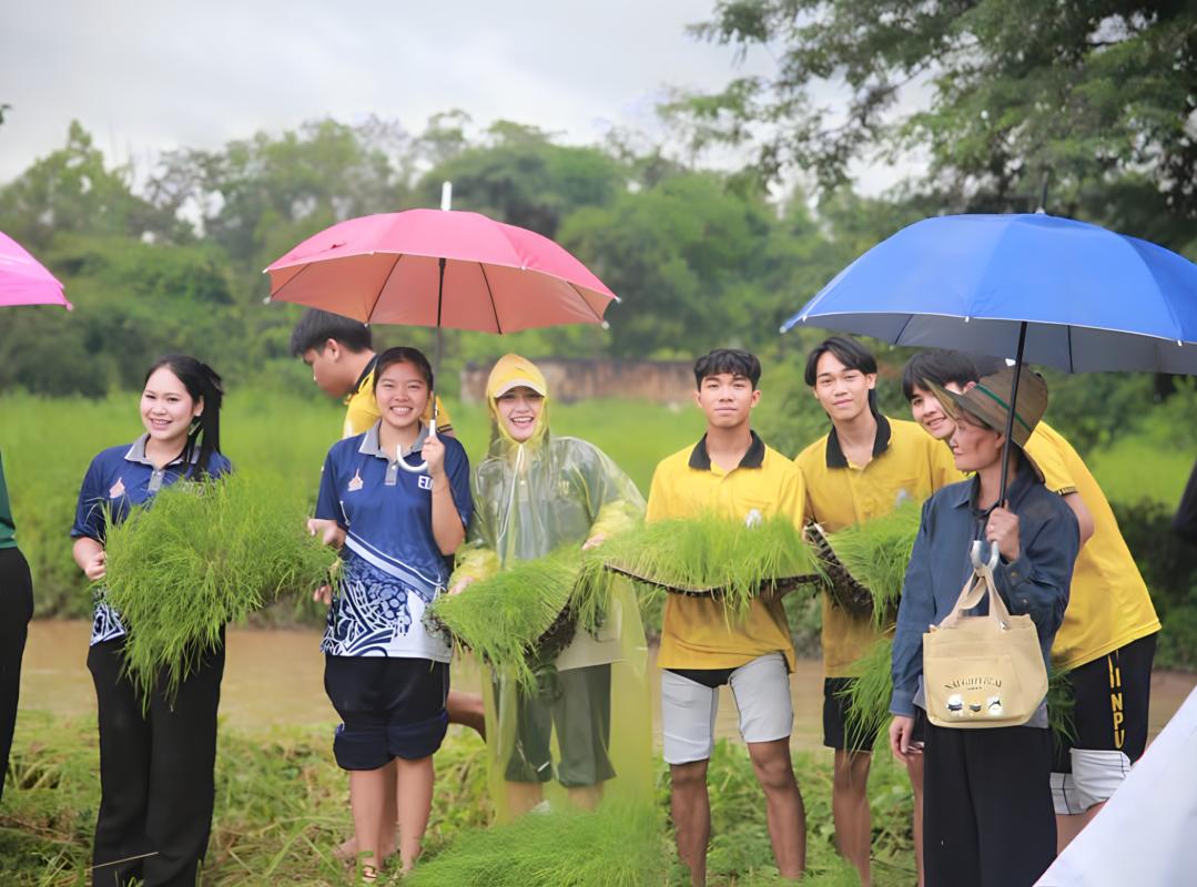 เมื่อผู้บ่าวผู้สาว ม.นครพนม เปลี่ยนชุดลงดำนา ม่วนขนาด