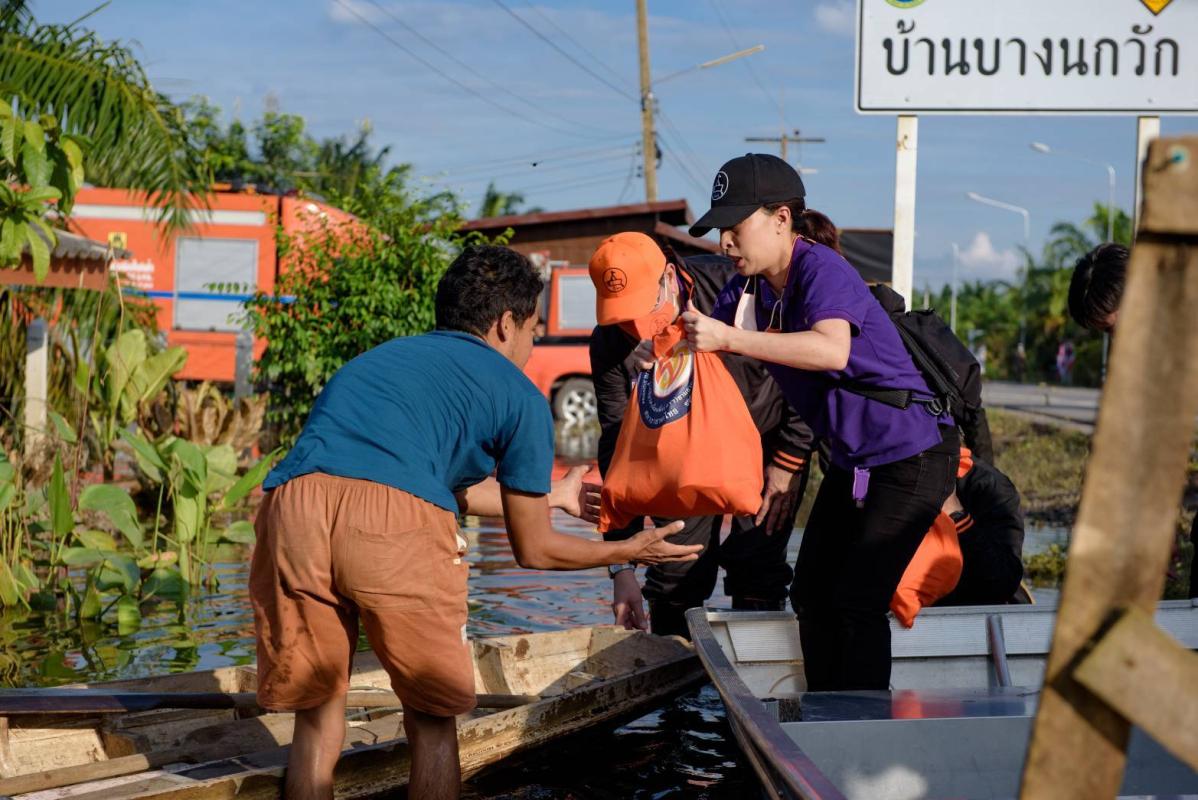 สองช่างภาพชาวตรัง เผยความประทับใจ ถวายงาน &ldquo;องค์ภา&rdquo; เสด็จลุยน้ำช่วยผู้ประสบภัยนครศรีฯปี63 ทรงงานหนัก ใกล้ชิดประชาชนนั่งสนทนาไม่ถือพระองค์