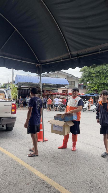 ช่วยเหลือผู้ประสบภัยน้ำท่วม หมู่บ้านไผ่ขวาง ต.เขาพระงาม อ.เมือง จ.ลพบุรี