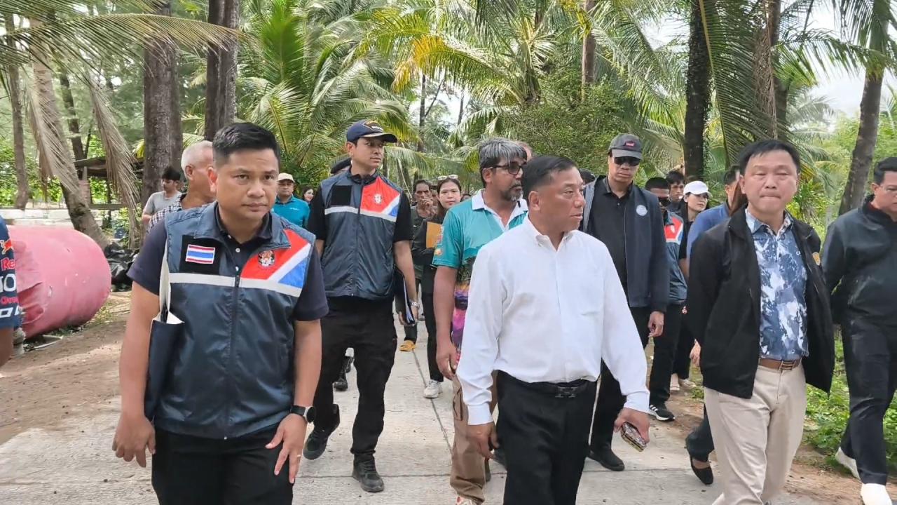 พังงา-รองปลัดสำนักนายกรัฐมนตรี พร้อมผู้แทนสมัชชาคนจน นำคณะลงพื้นที่แก้ปัญหาสิ่งปลูกสร้างของชาวประมงพื้นบ้าน ล่วงล้ำลำน้ำบ้านในไร่