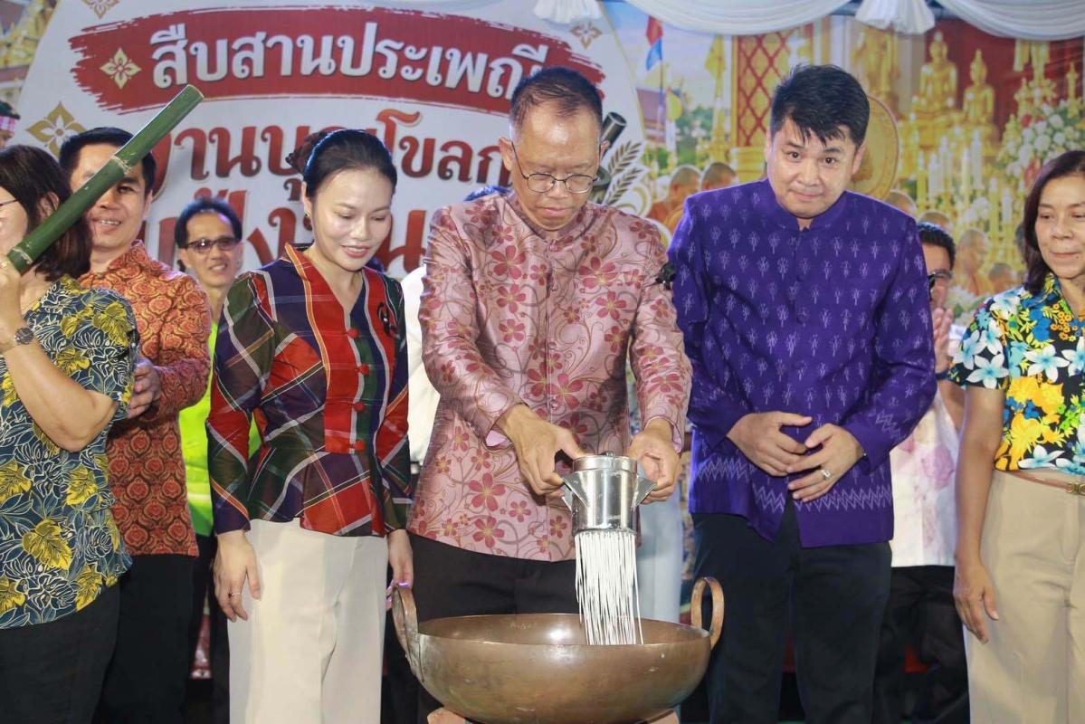 >>>  บุญใหญ่สามัคคี &ldquo;ประเพณีบุญโขลกแป้งขนมจีน&rdquo; วัดสว่างอารมณ์ จ.อ่างทอง อิ่มสบายทั้งกายใจ <<<