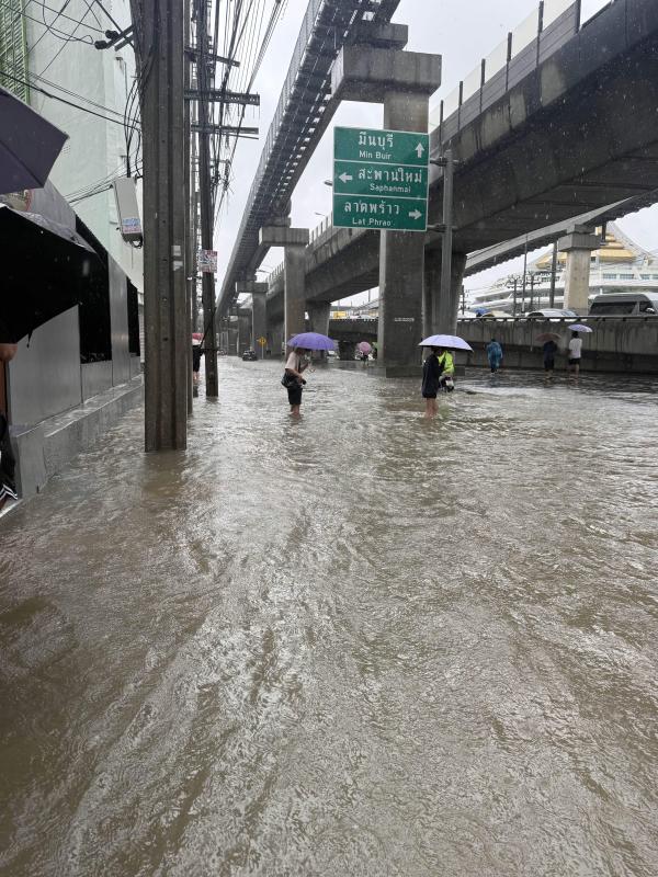 บางเขน ระดับน้ำเพิ่มสูงขึ้นเรื่อยๆ 