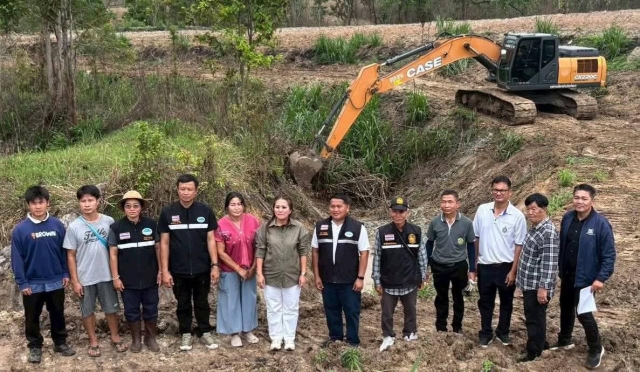 &ldquo;นายกจอย&rdquo; ลุยพื้นที่วาเล่ย์ นำเครื่องจักร อบจ.ตาก เปิดทางน้ำช่วยชาวบ้าน 2 หมู่บ้าน หลังวิกฤตน้ำไม่ไหลลงสระ กระทบหนักน้ำอุปโภคบริโภค