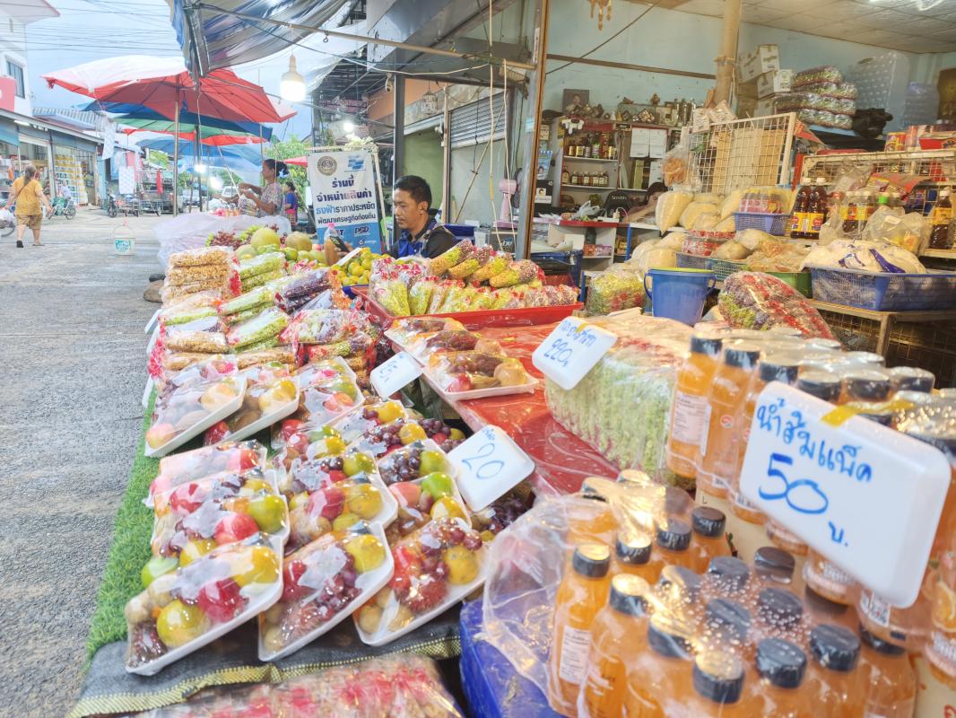 ตลาดครึกครื้นในช่วงสาทลาว