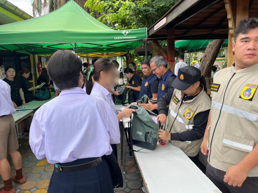 บางกรวย ยังคงเฝ้าระวัง ดูความเรียบร้อยของ โรงเรียนในพื้นที่