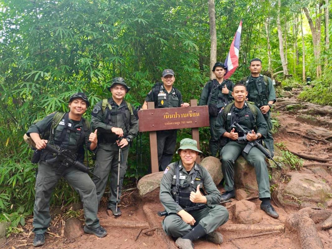 ผบ.ร้อย ตชด.๓๑๖ นำทีมดูแลความปลอดภัยนักท่องเที่ยว พิชิตลานสนภูสอยดาว 