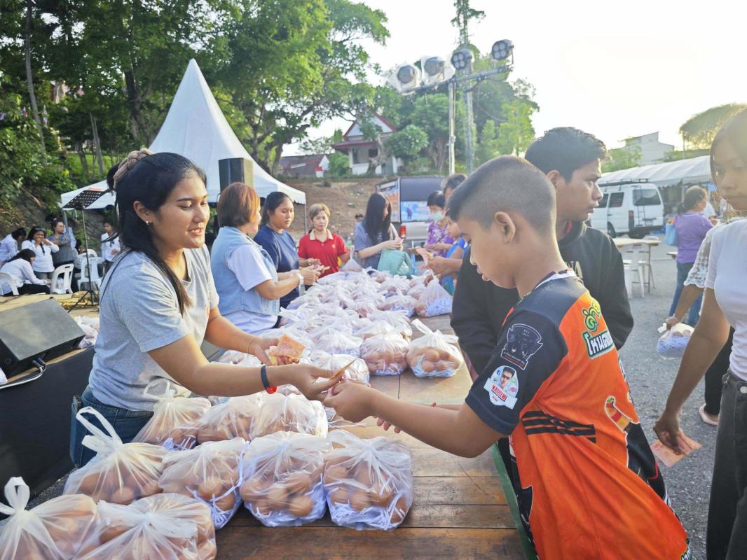 &ldquo;ไทยช่วยไทยพลัส&rdquo; ทำตลาดตรังคึกคัก เงินสะพัดต่อเนื่องไม่ต่ำกว่า 2ล้าน ปชช.แห่จับจ่ายคึกคัก สินค้าคงค้างได้ล้างสต๊อกในราคาย่อมเยาว์ เจ้าของตลาดจัดนาทีทองไข่ไก่แผง 100บาท ช่วยลดภาระครัวเรือน