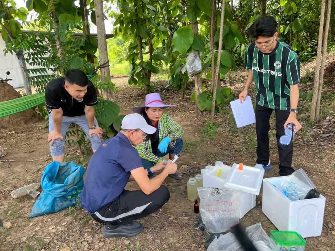 เก็บตัวอย่างเพื่องส่งตรวจหารสารหนู ไซยาไนต์ ในลำคลองที่ติดกับบ่อตกตะกอนของเหมืองแร่
