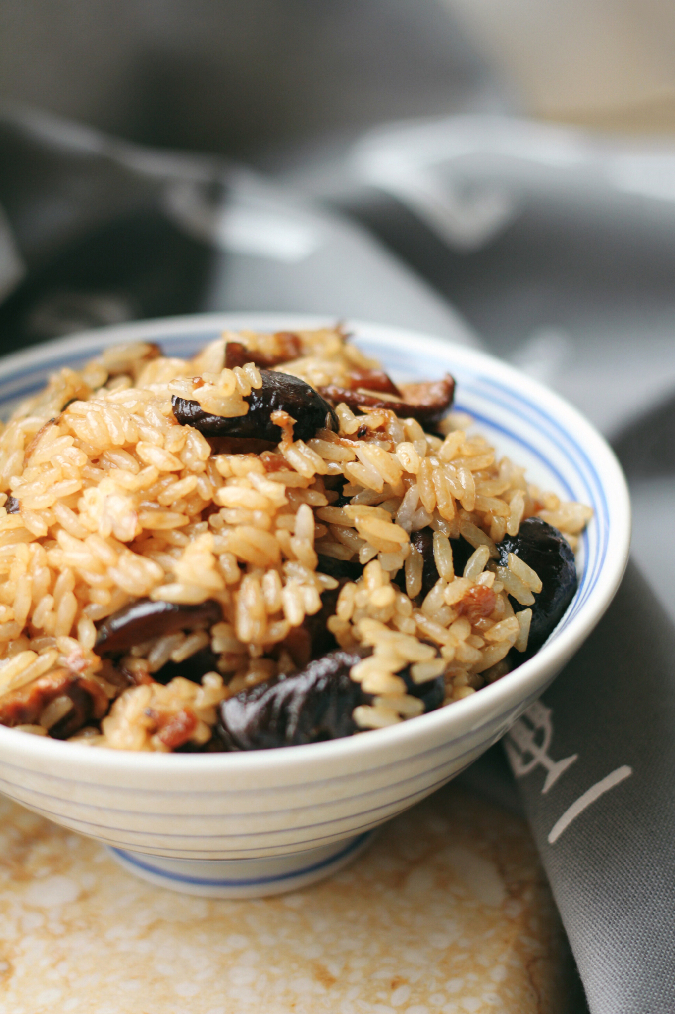 简单材料也能做出美食～5步快手自制香浓美味香菇油饭