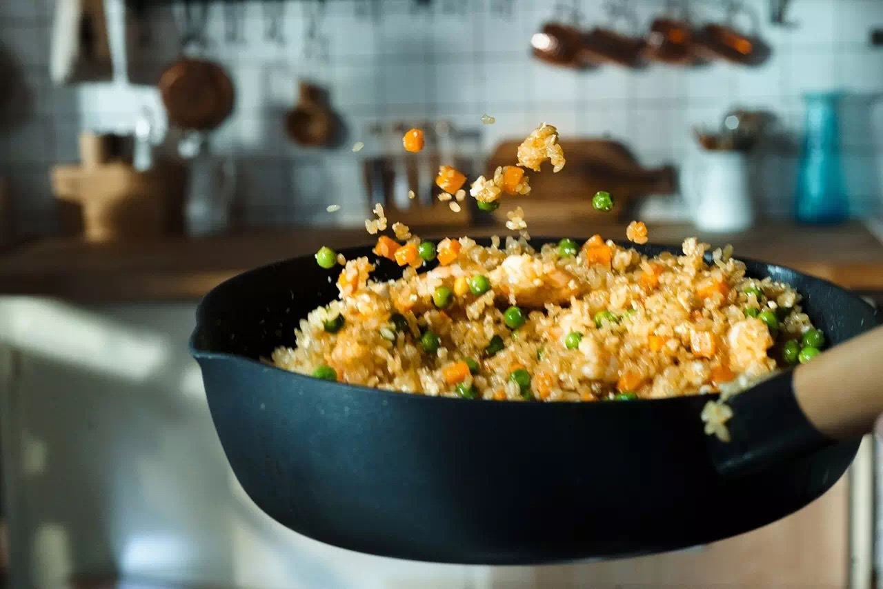 加2种材料将简单的炒饭变成咸香虾仁蛋炒饭