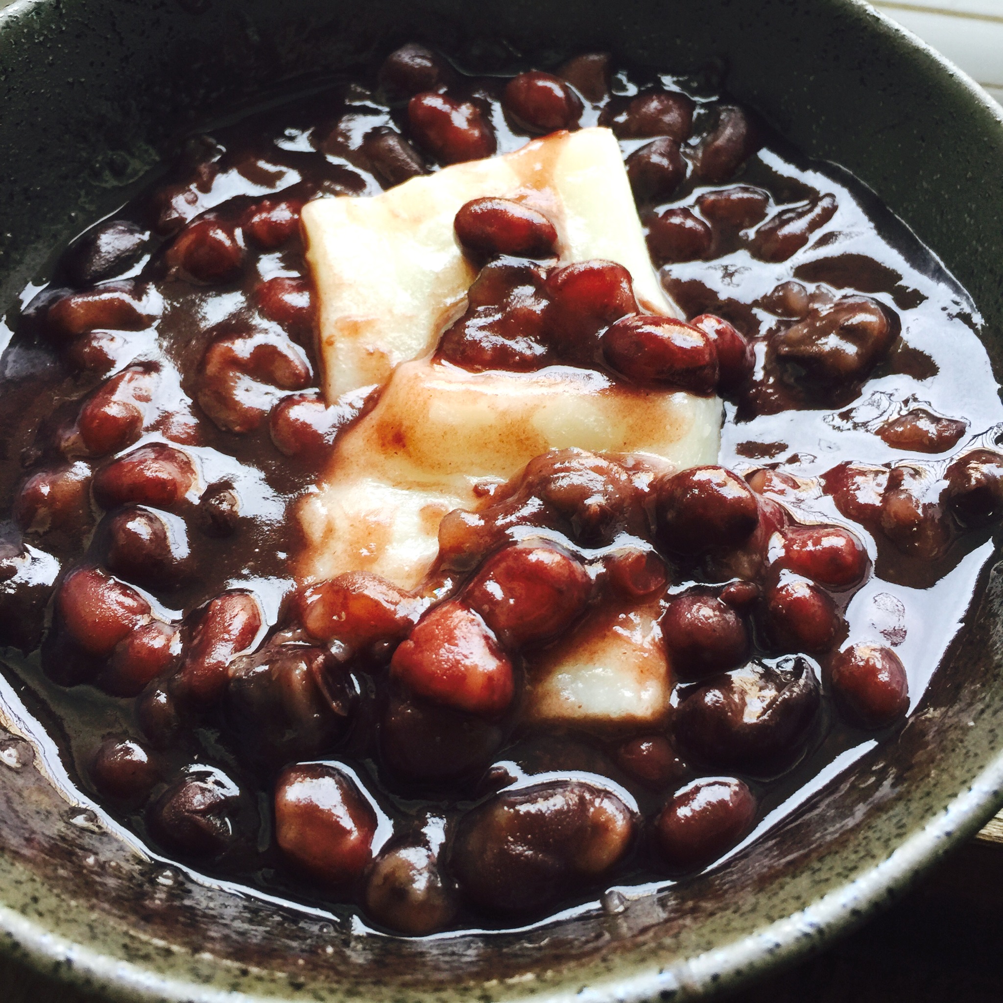 夜空暖胃之选~日式红豆年糕汤,浓郁甜香很疗愈喔