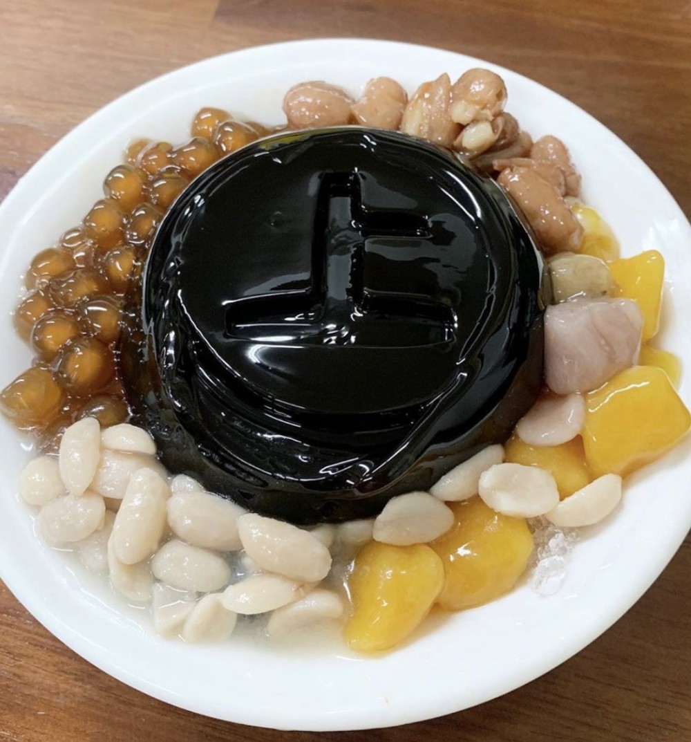 仙草凍是由仙草加水制成的湯,再加入澱粉、海藻膠及糖而製成,因此有95%重量都是水分。