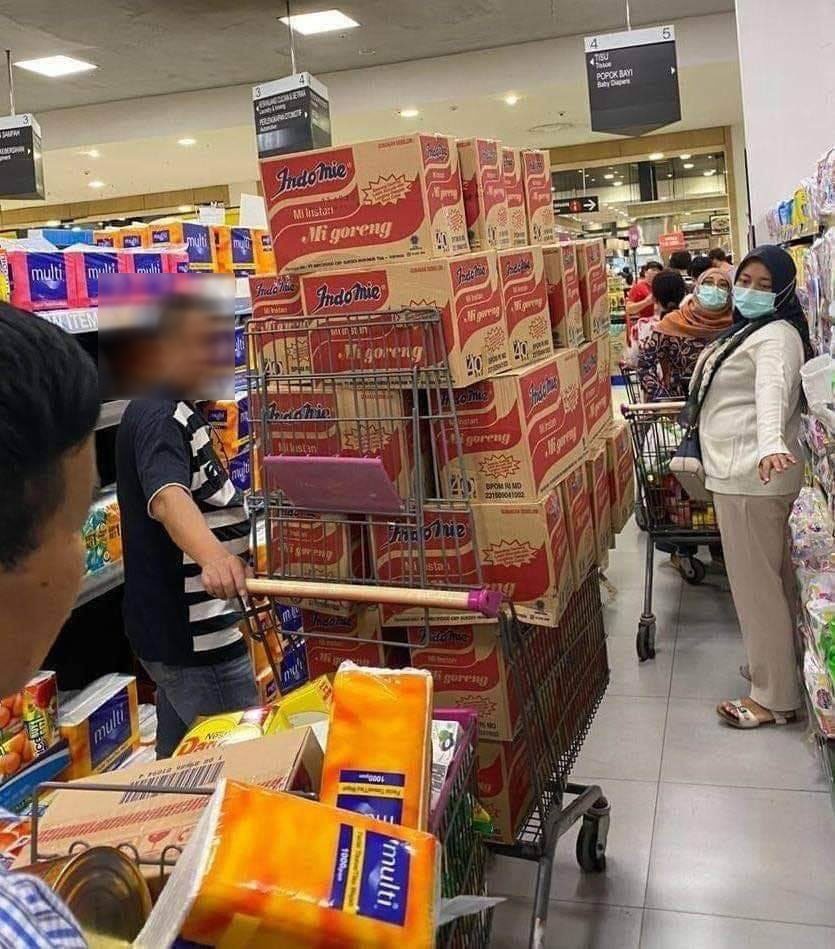 馬市民到24小時營業的超市搶購糧食。
