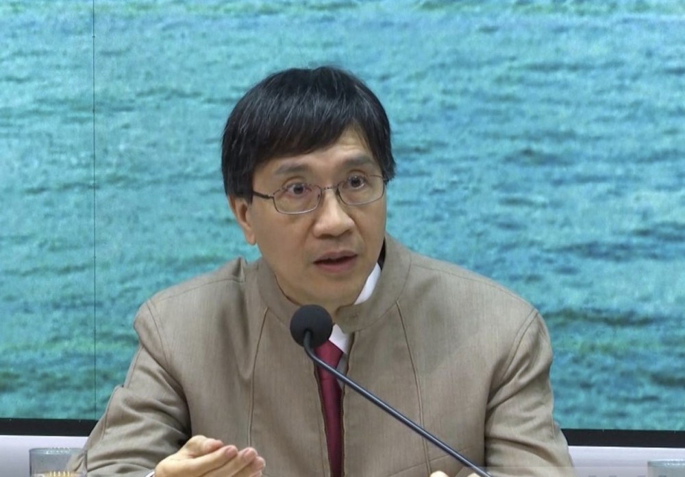 港大微生物學系講座教授袁國勇接受電台訪問時表示,此個案令防疫工作響起重大警號,有關情況顯示香港仍然存在隱性傳播鏈。