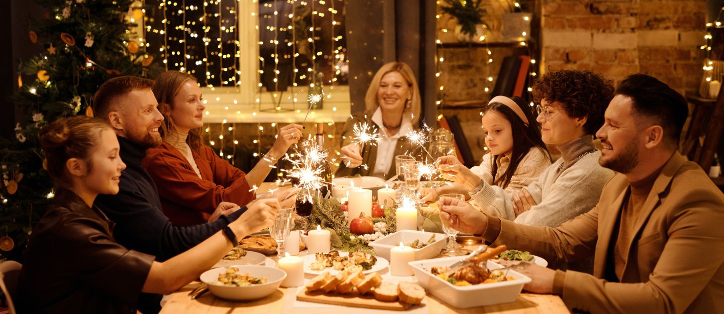 Selain Warna Merah, 5 Pilihan Warna Ini Cocok Dikenakan Saat Christmas Dinner