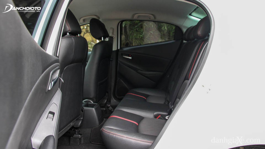 Hàng ghế sau Mazda 2 khá chật nếu ngồi 3 người