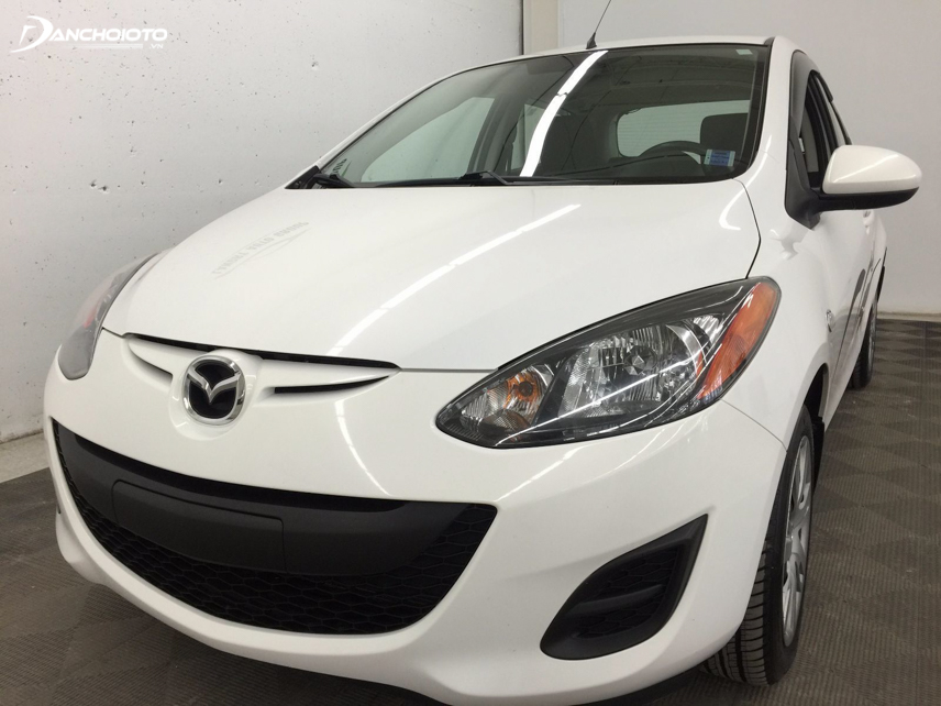 Mazda 2 2012 ấn tượng ngay với thiết kế đầu xe hình mặt cười