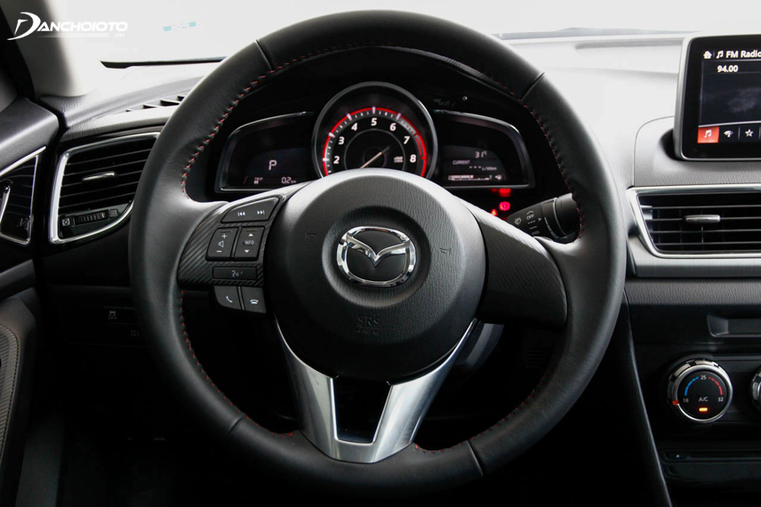 Mazda 2 được trang bị hệ thống trợ lực lái điện tử nên vô lăng khá nhẹ