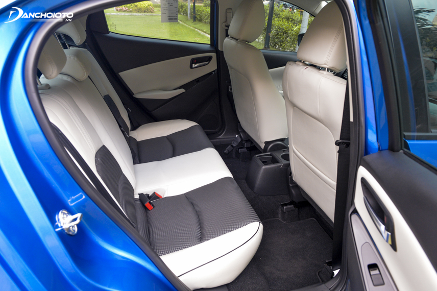 Mazda 2 Hatchback Premium SE lại có ghế bọc da sáng màu hơn với kiểu kết hợp độc đáo giữa da màu trắng và màu tối