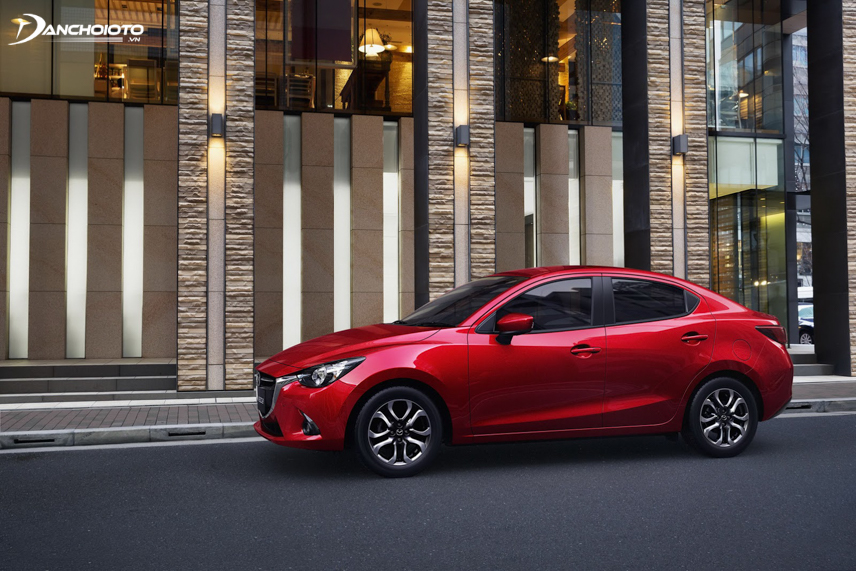 Thân xe Mazda 2 mang “linh hồn của chuyển động” với những đường dập uyển chuyển, mềm mại