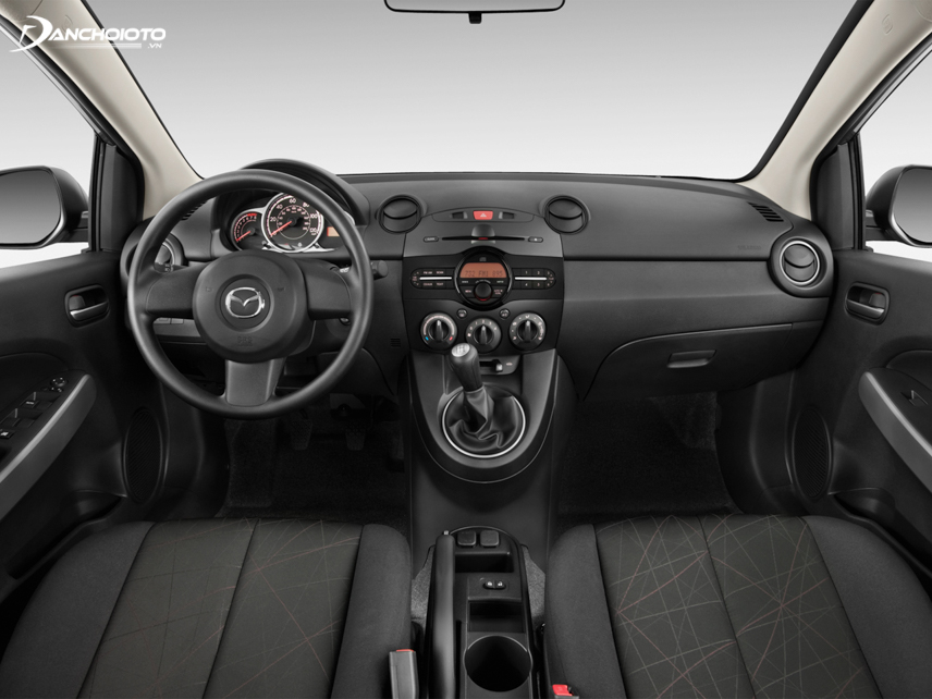 Theo phong cách “Zoom zoom”, chi tiết nội thất Mazda 2 2011 - 2014 chủ yếu được thiết kế theo những khối tròn