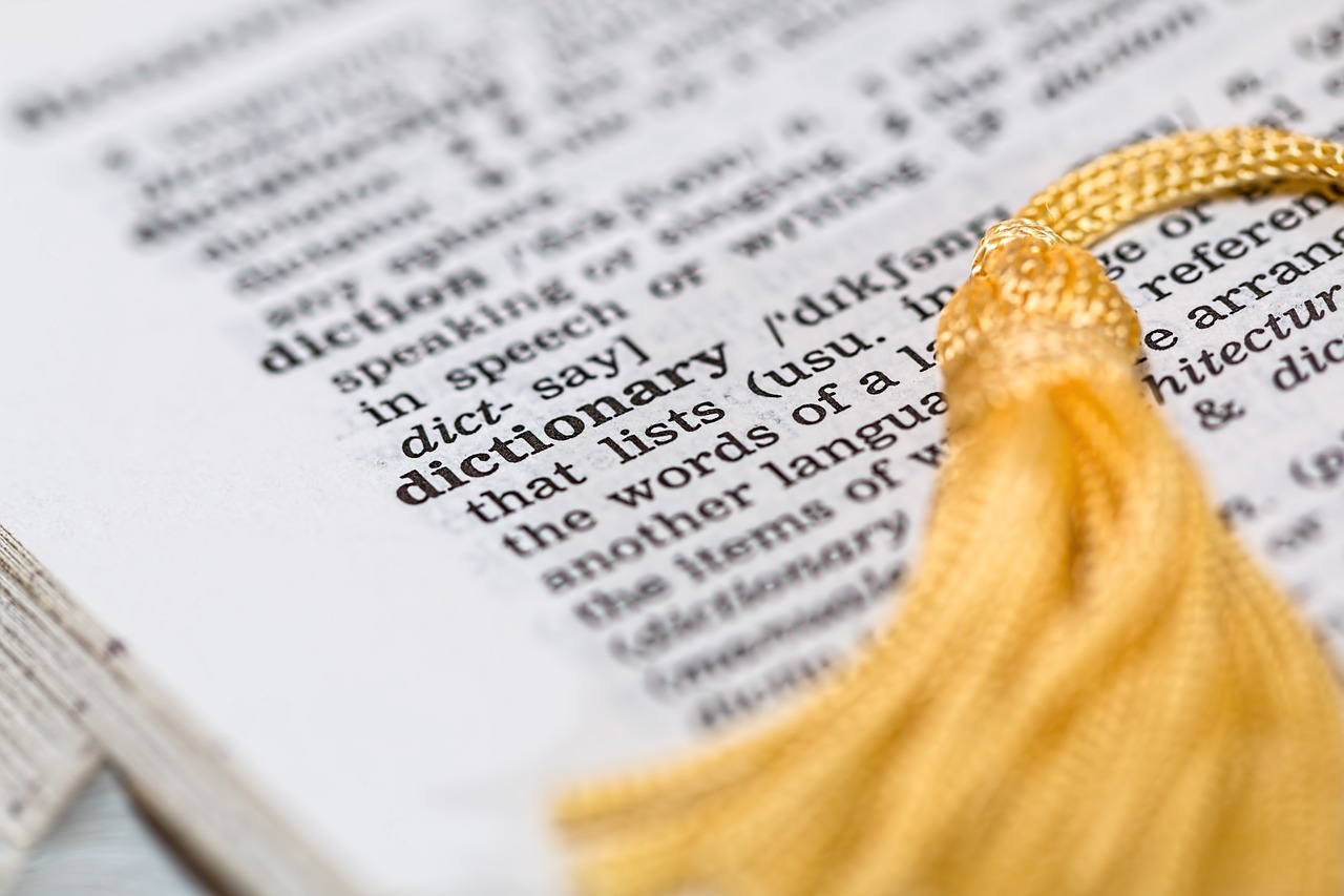 dictionary-1619740_1280 加拿大工讀留學-blanche-macdonald-centre-bmc