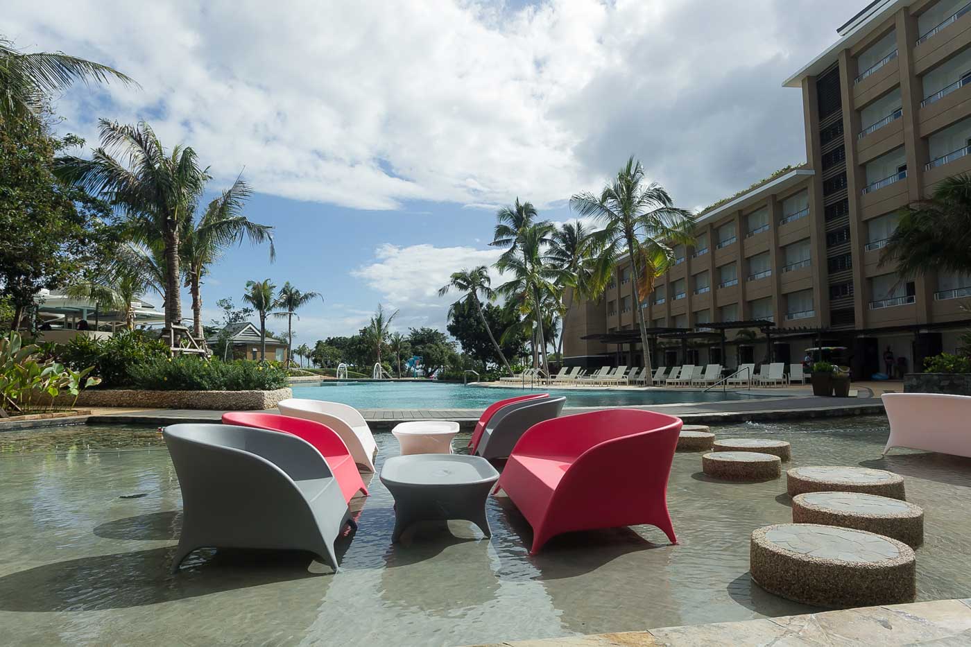 Be-Grand-Resort-Bohol-wet-dining