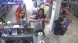 Người đẹp giật mình khi bị chim cướp tiền ngay trong cửa hàng