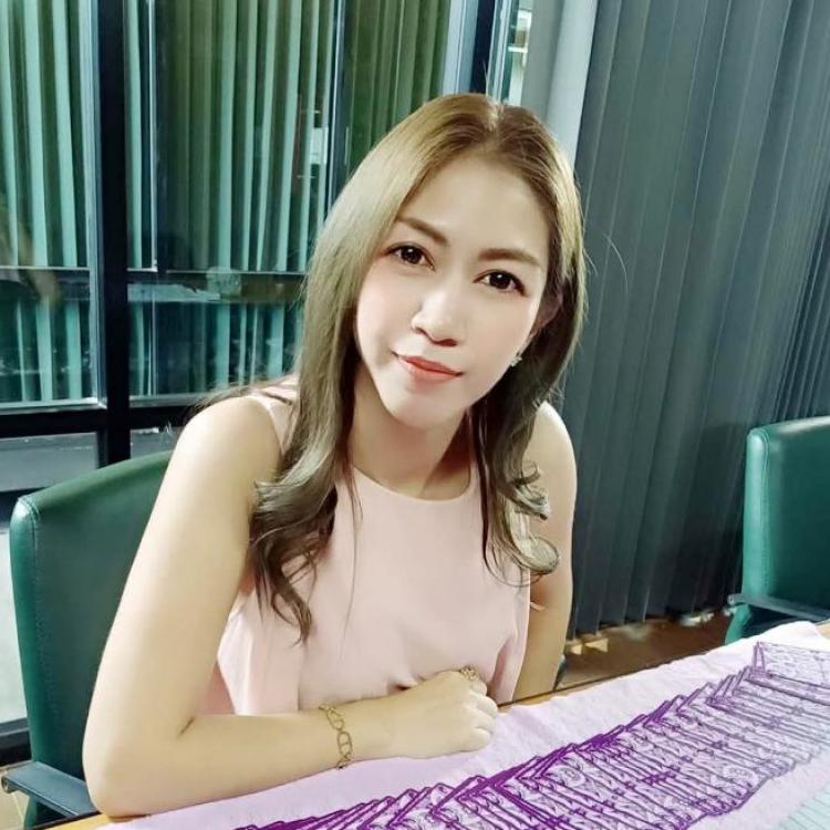 รูปโปรไฟล์ของ ชมพู่ อธิษฐานบารมี