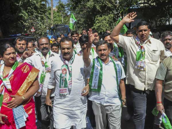 Karnataka crisis: Congress calls legislature party meet on Jan 18 Karnataka crisis: Congress calls legislature party meet on Jan 18