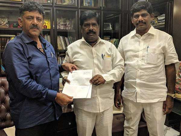 Karnataka turmoil: 2 MLAs withdraw support, CM insists his govt is stable Karnataka turmoil: 2 MLAs withdraw support, CM insists his govt is stable