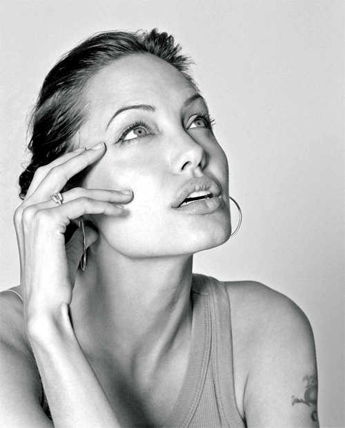 Angelina Jolie wants divorce finalised by end of 2018 Angelina Jolie wants divorce finalised by end of 2018