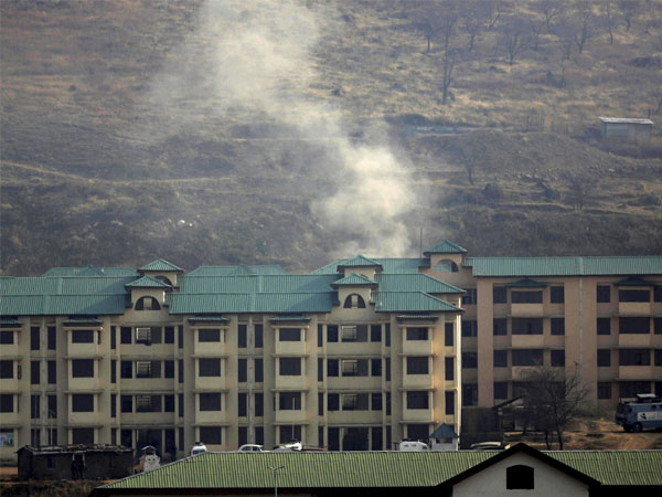 4 jawans, 3 terrorists killed in attack at CRPF camp in Pulwama 4 jawans, 3 terrorists killed in attack at CRPF camp in Pulwama