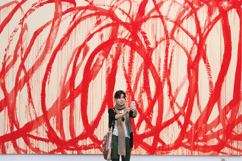 Selfie Culture Has Some Art Museums Caving on Strict No-Photo Policies Selfie Culture Has Some Art Museums Caving on Strict No-Photo Policies