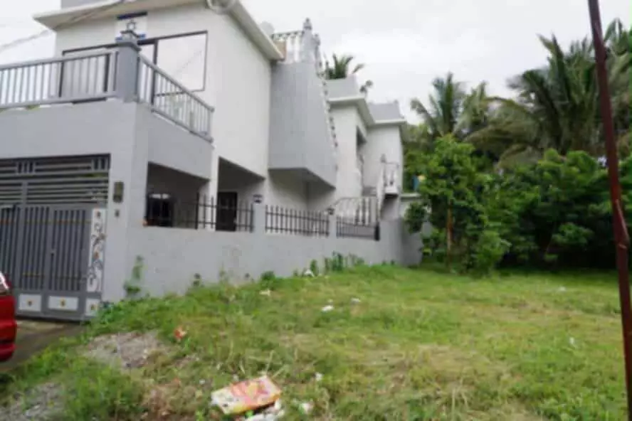 For Sale: House and Lot on Silang–Sta. Rosa Road with Parking - photo 2