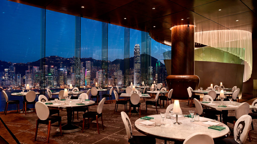 為香港半島酒店所設計的「Felix Bar」,散發奢華氣息。pic via The Peninsula Hong Kong