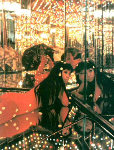 Yayoi-Kusama-Kusama’s-Peep-Show-or-Endless-Love-Show-1966