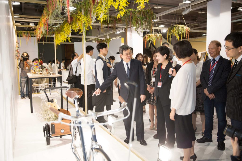 陳副總統與鄭部長參觀華山展區-1