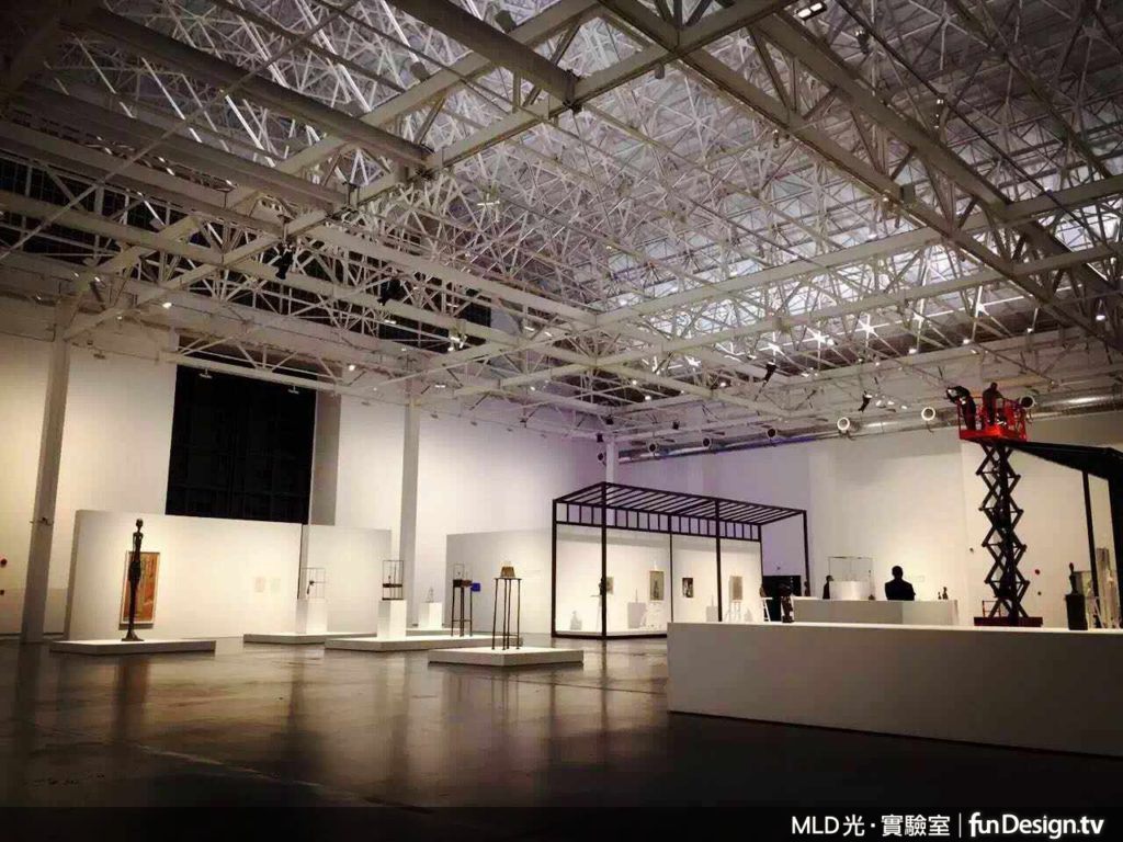上海余耀德美術館日前舉辦「賈柯梅蒂回顧展」,展場照明設計由MLD 光•實驗室操刀。
